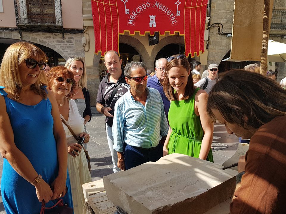 DPHuesca's tweet photo. ¿Os imagináis viajar a una aldea #medieval y pasear por sus calles repletas de mercados, animación, juegos y actuaciones? Así ha comenzado el Mercado Medieval de las Tres Culturas de #Jaca y donde ha asistido Berta Fernández.

#FICS2018 @festivalcamino @AytoJaca @cJacetania https://t.co/N6oHc1kFe1