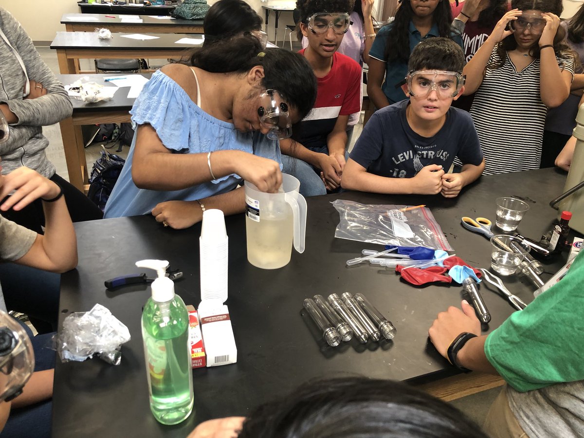 cyharris1231's tweet photo. Cool things happening in MAP science at RMJH #dryicelab @RMcNairJH @DPerryScience https://t.co/nnzc9RRH4T
