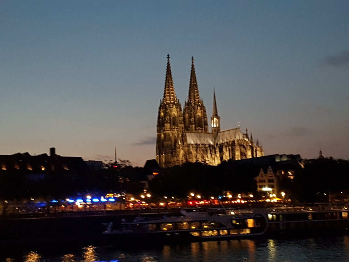 ThomasRatDell's tweet photo. Der Abend klingt mit der TechData aus. #IWork4Dell #TechData Grüße aus einer der schönsten Städte...Köln https://t.co/VjPwdqYgXx