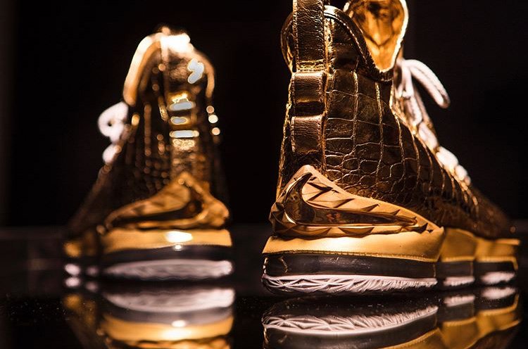 Balldontlie's tweet photo. LeBron James was given a $100K gold-plated, crocodile skin version of the LeBron 15s to celebrate passing 30K career points! 🔥 https://t.co/ts9NZfzIce

(via theshoesurgeon | Instagram) https://t.co/ZvHVRwMkgV