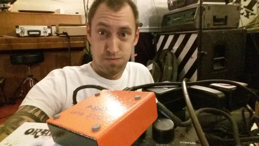 Puh. Ein ganz schöner Haufen Gerätschaften für so ein bisschen Gitarre recorden.. Ob sich *das* lohnt? 
#demorecording: #theloverockets zu Gast im #fatbelly Privatstudio