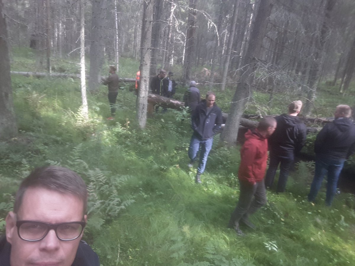 Stenmark_Bjorn's tweet photo. Fina diskussioner om #naturhänsyn #sparträd och #skyddszoner med entreprenörer på förberedande kurs för naturvårdskortet. Mångfalden i #skogsbruket är en naturlig del av arbetet för dem och med mera kunskap blir skogsbruket #hållbart https://t.co/5pST9zu36J