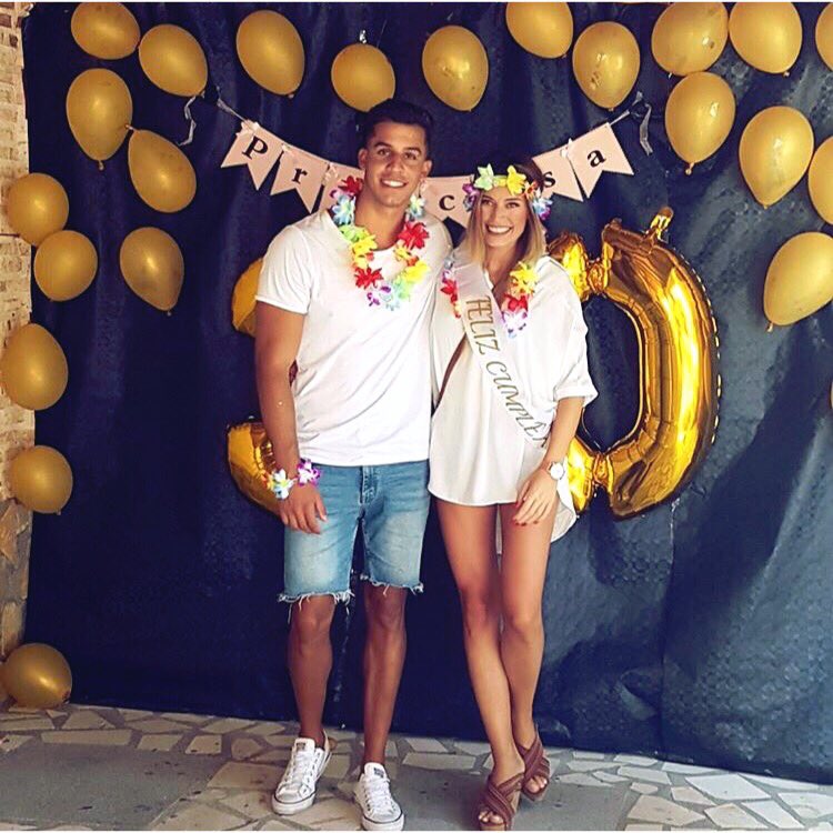 YeraFontesCF's tweet photo. Yera y Ainhoa en la fiesta de cumpleaños de ella. ❤️🍾🎂 @yerafontes @ainhoabenitobe https://t.co/FUfh8R2EcA