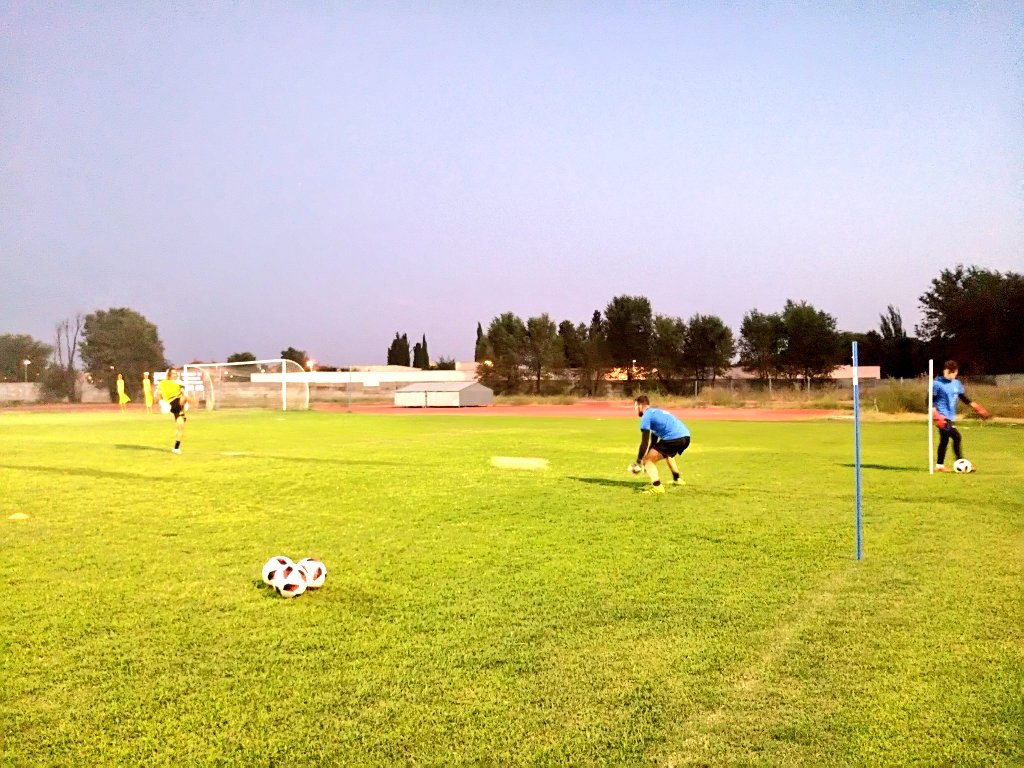 adparla's tweet photo. 🔛 Entrenamiento 🔛 

🏃 Comienza en estos momentos la primera sesión de la semana en Los Prados para la @adparla.

💥💪 ¡@jlberdote y su cuerpo técnico imprimen la máxima intensidad a los suyos desde el primer segundo!

#MiParlaPROMETE 💙 ⚫ https://t.co/VyC7imr4lM