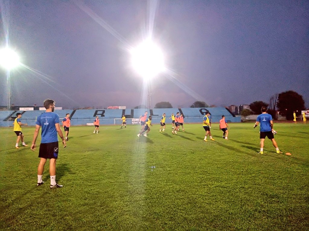 adparla's tweet photo. 🔛 Entrenamiento 🔛 

🏃 Comienza en estos momentos la primera sesión de la semana en Los Prados para la @adparla.

💥💪 ¡@jlberdote y su cuerpo técnico imprimen la máxima intensidad a los suyos desde el primer segundo!

#MiParlaPROMETE 💙 ⚫ https://t.co/VyC7imr4lM