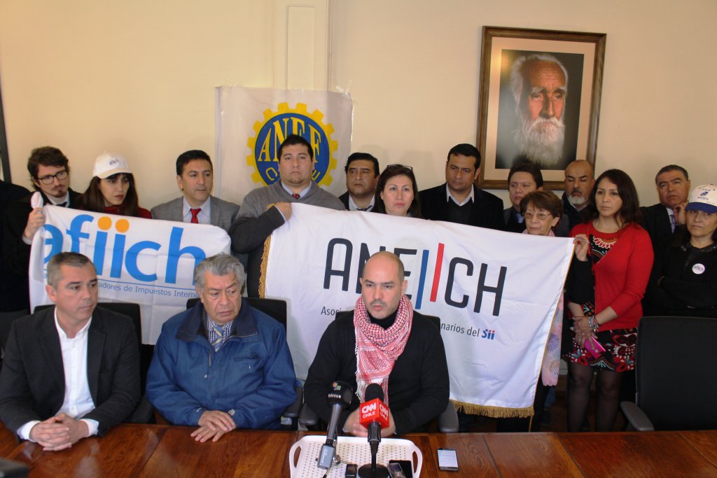 Afiich's tweet photo. Al medio día en la ANEF, gremios del AFIICH y ANEIICH, ratificaron el llamado a Paro Nacional del SII para este miércoles 29 de agosto. La medida es en rechazo al proyecto de Ley de Modernización Tributaria de este gobierno. #NoalaContrarreformaTributaria #ParoSII https://t.co/gZhsbmSK9n