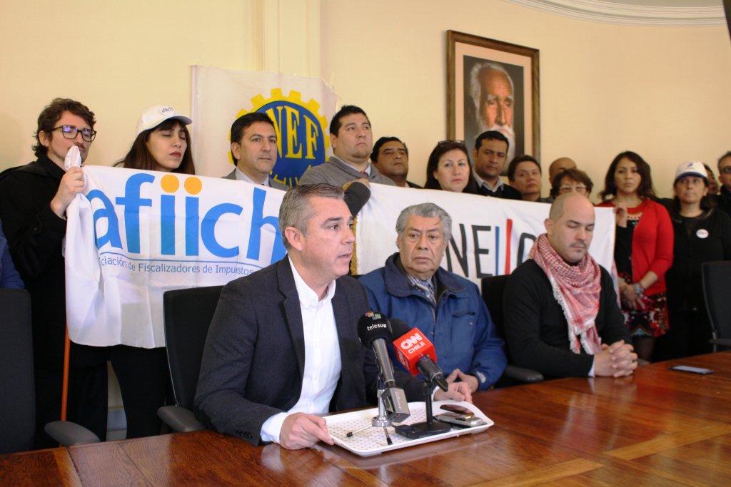 Afiich's tweet photo. Al medio día en la ANEF, gremios del AFIICH y ANEIICH, ratificaron el llamado a Paro Nacional del SII para este miércoles 29 de agosto. La medida es en rechazo al proyecto de Ley de Modernización Tributaria de este gobierno. #NoalaContrarreformaTributaria #ParoSII https://t.co/gZhsbmSK9n