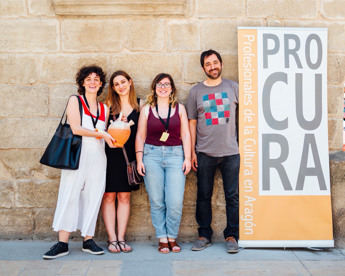 quemadeartistas's tweet photo. Un vermú, una amena charla sobre #gestióncultural y un fantástico regalo ❤️, ¡así fue #ProyectoBotijo en Quema de Artistas! Gracias @procuraragon, @robertoviento y #HéctorCastellanosl! 😉 https://t.co/0vHDLrH5xS
📸 #Jarquepinar #gestióncultural #Aragón #QuemadeArtistas https://t.co/k3bjOfAVU3
