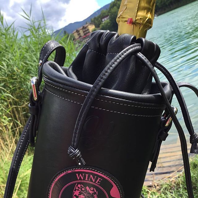 WineloverInfo's tweet photo. When you take a trip to the seaside, the mountains or to the lake, take your wine with you in a dark noir winepassport. Your wine will stay fresh thanks to the internal glacette💙💚🍷🍾🥂💙💚
.
.
.
.
#winecoolerlover #winelover #portabottiglie #portabot… https://t.co/WD6qPDDhe6 https://t.co/Lk0bpb9GaW