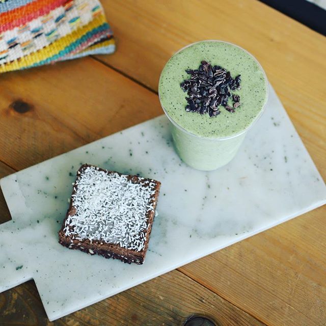 lifehousetonics's tweet photo. The perfect pair. The Greenhouse Chip and our Raw Coffee Brownie. Indulge without the guilt. Load up on greens, super shrooms and sugar free chocolate! #πβ‘οΈπΏ #livelifehouse #lifehousetonics #itsnotjuice https://t.co/9Ad7M15uhY