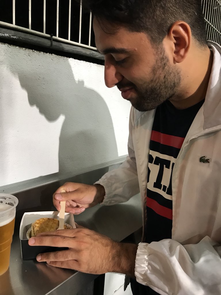 ThreeAtDaBack's tweet image. Half time and @KhanBread goes full Brexit. Nice lukewarm steak and ale