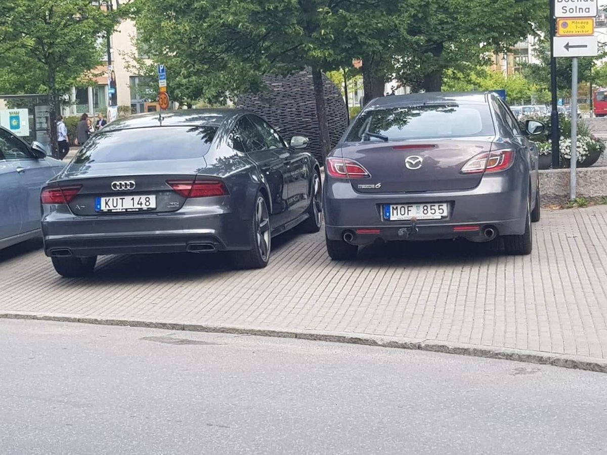 Ha ha die twee Zweedse vriendjes toch die altijd naast elkaar parkeren ...