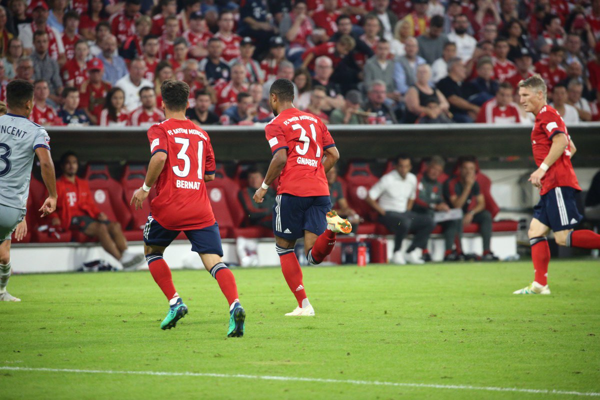 FCBayern's tweet photo. 3⃣1⃣! 

#ServusBasti #MiaSanMia https://t.co/Ld0ruNIYJa