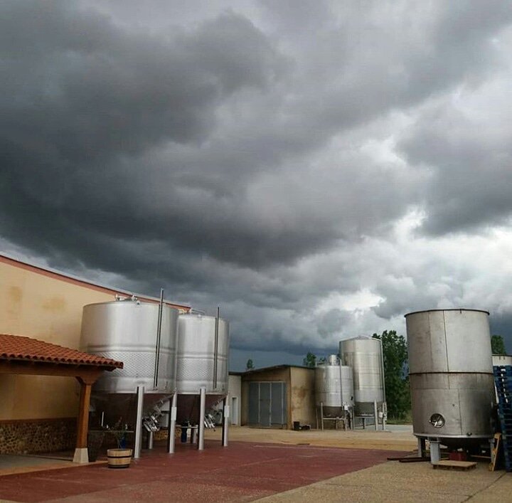 Pardevalles's tweet photo. Día de tormenta en las bodegas #leonesp #pardevalles #prietopicudo #Albarin #valdevimbre #dotierradeleon #winelovers #wine #LeonCapitalGastro18 #leonmanjardereyes #Spain #enoturismo #travel https://t.co/CVLzwHQ9nh