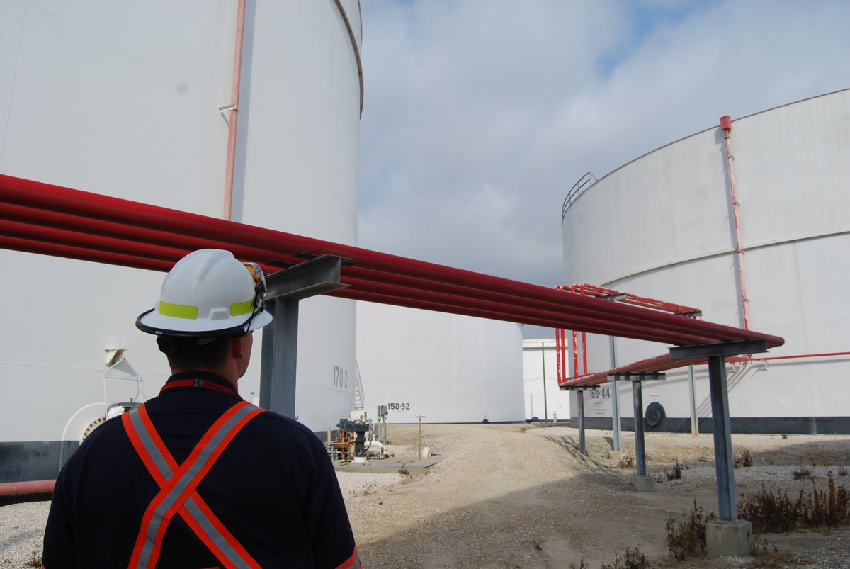 Kinder_Morgan's tweet photo. Did you know? #KinderMorgan plays a significant role in the #ethanol and #renewablefuels market. We handle approximately 30% of the renewable fuels supply in the U.S. and handle, blend or transport ethanol at over 50 of our terminals in 20 states. https://t.co/bKG3WuH3Kc