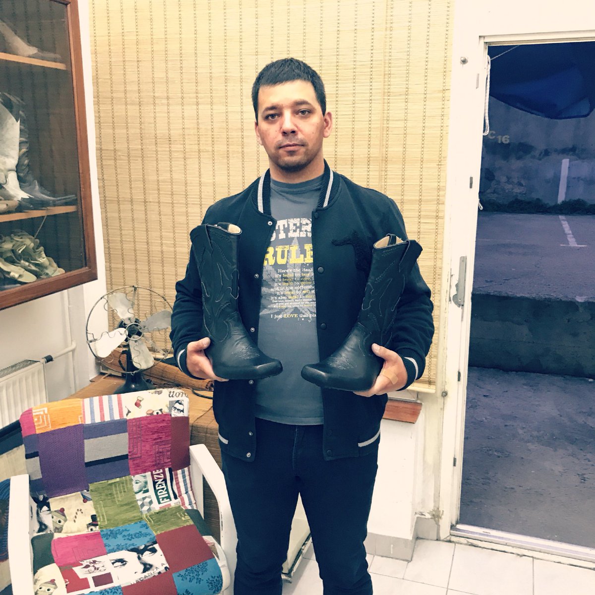 obuca_pavlovic's tweet photo. Posle 14 sati rada znam da mi faca nije bog zna šta inspirativna, ali morao sam 😋
#motoboots
Uskoro gotove😉
Samo malo da podgrejem armosferu😎 https://t.co/63rLq2ZYec