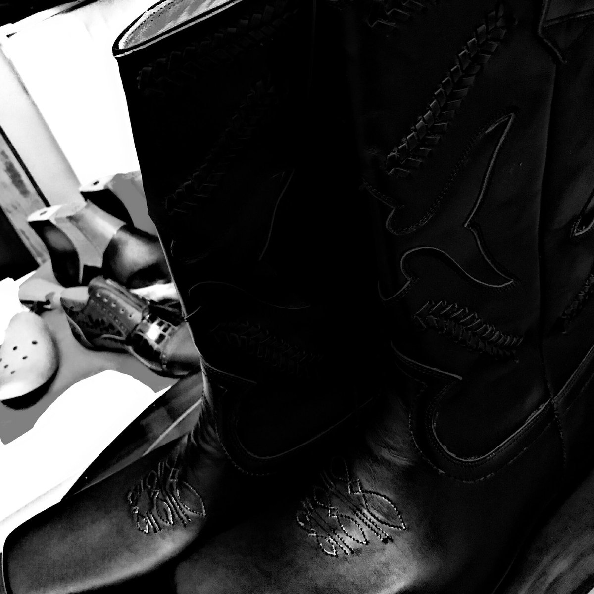 obuca_pavlovic's tweet photo. Posle 14 sati rada znam da mi faca nije bog zna šta inspirativna, ali morao sam 😋
#motoboots
Uskoro gotove😉
Samo malo da podgrejem armosferu😎 https://t.co/63rLq2ZYec