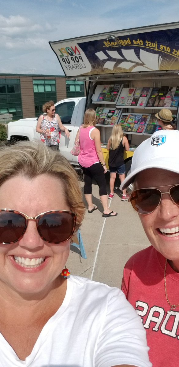 spkowalski's tweet photo. When u do a #kowalskilibraryhop & ur friends show up! @noplibrary #popuplibrary @NSyracuseCSD #gilletteMS @NYLA_1890 https://t.co/AQoH7YPfcl