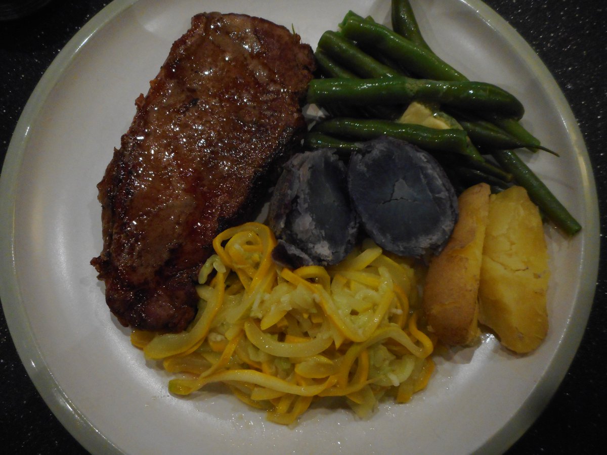 nickykylegarden's tweet photo. Tuesday supper. Pan-fried striploin steak, Atena & garlic courgetti, French beans. With high-anthocyanin #antioxidant Salad Blue & Mayan Gold potatoes - #carbs lowered and resistant-starch increased by #retrogradation. #Organic #homegrown #gut-#healthy #Nature's #realfood #LCHF💚 https://t.co/KpkVAQugJ5