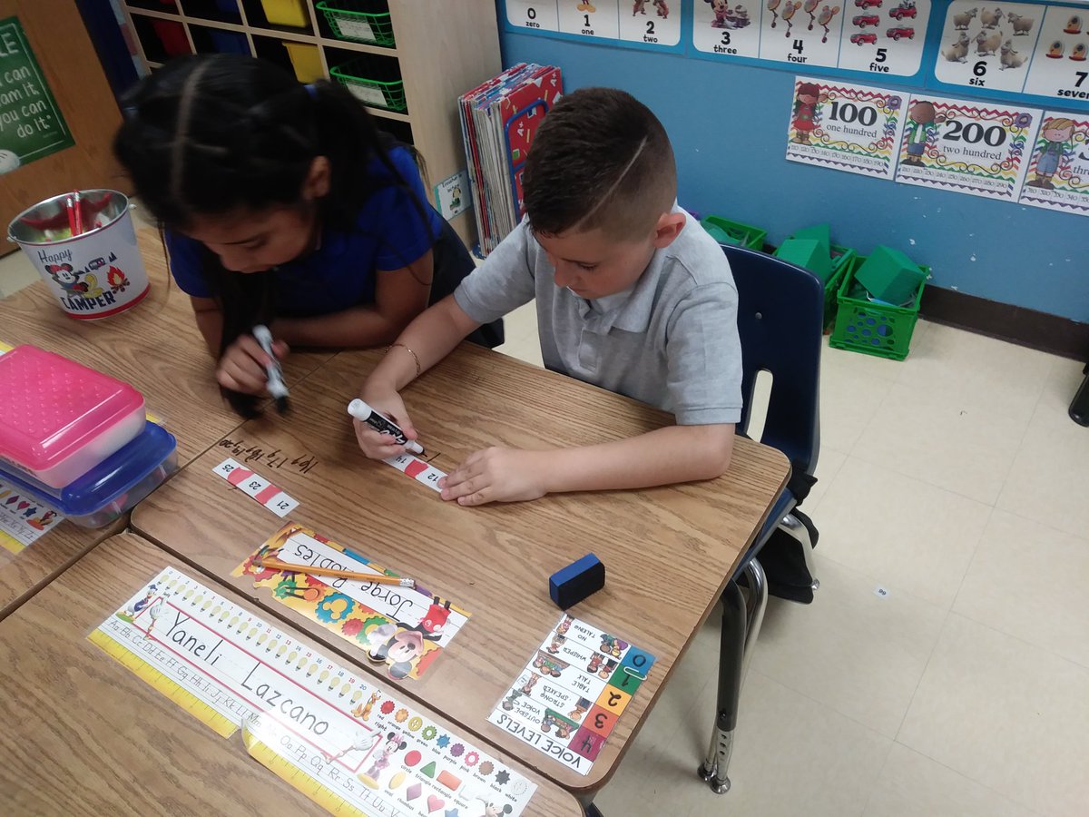 Daisy90413204's tweet photo. Students using a number line to determine if a specific number is more or less....📋✏📏 @fmeeagles https://t.co/cfz3A5ZGlg