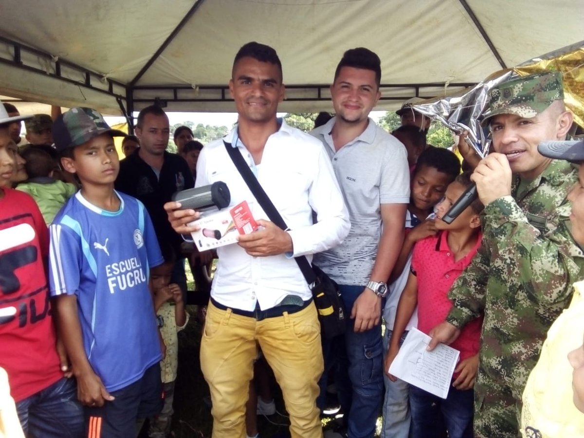emisoraejercito's tweet photo. 📻 #AEstaHora nuestra emisora 105.3 Fm en Segovia, #Antioquia apoya el festival de cometas construyendo valores sociales un compromiso por la paz de los municipios de Segovia y Remedios en esta región del país, actividad liderada por el #Baeev8 de @Ejercito_Div7 🇨🇴💪 https://t.co/jC7jF3C7Un