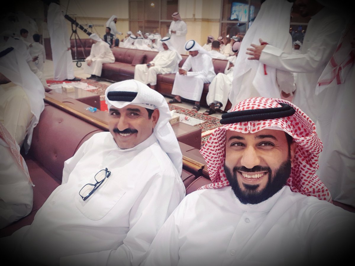 عمي ووالدي وتاج راسي 

عبدالله المحارب المشوطب

سلام يا كاسب غلا كل مغليك
يا مالك زمام المراجل بيمناك
الطيب ساسك والعرب عزها فيك
لي ضاعت علوم الرجاجيل تنخاك
ربعك وتفتخر بيك وتفتخر بطاريك
يرحم ابو اللي على الطيب رباك
#مما_راق_لي #المشوطب