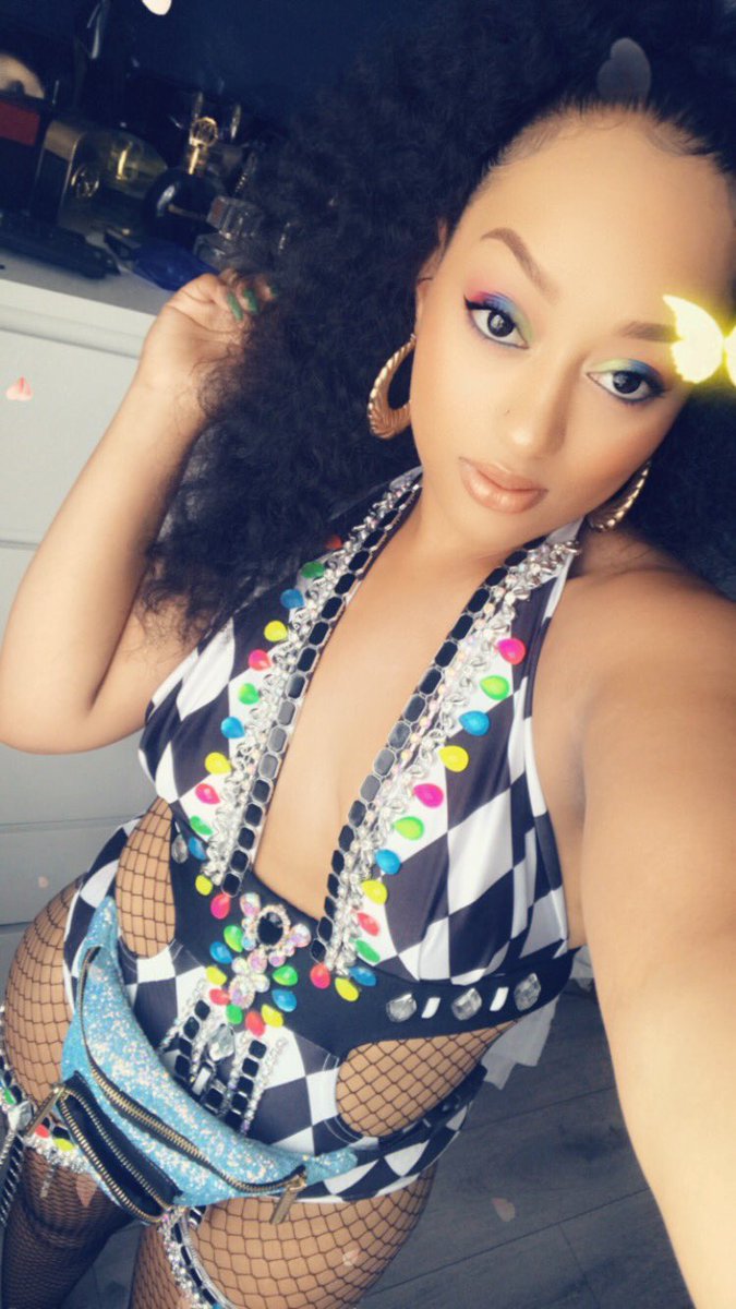 LauraLauzz's tweet photo. Mums that play mas (me) 😂😘👸🏽🙆🏽‍♀️🎉💃🏽🙌🏽 
Another year on the road with my sisters &amp; @UCOMCARNIVAL ❤️
#NHC2018 #NHC https://t.co/3KNN60IXdY