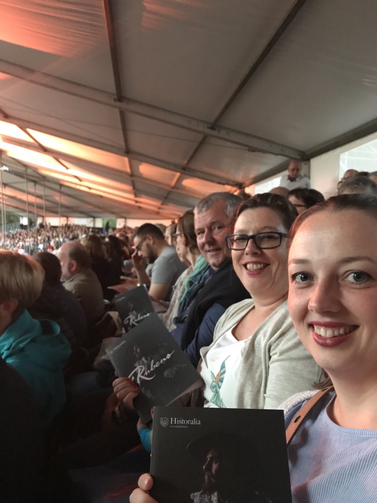 Davidsfonds's tweet photo. Samen genieten van cultuur bij Rubens de musical, meer moet dat niet zijn #vlaamsemeesters #cultuurplezier #topteam #cultuurvoordelen @KasteeldeMerode https://t.co/55xHS8kxUG