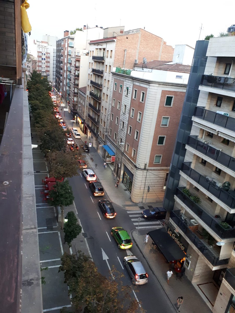 plataformaesco1's tweet photo. #Lleida| El estudi de mobilitat per canviar a un únic sentit c/Lluís Companys va contemplar que el semàfor de Av.Catalunya no por assumir tant trànsit? i amb la volta al col·legi? #NoalSentitÚnic https://t.co/pwt3Hd4RRn