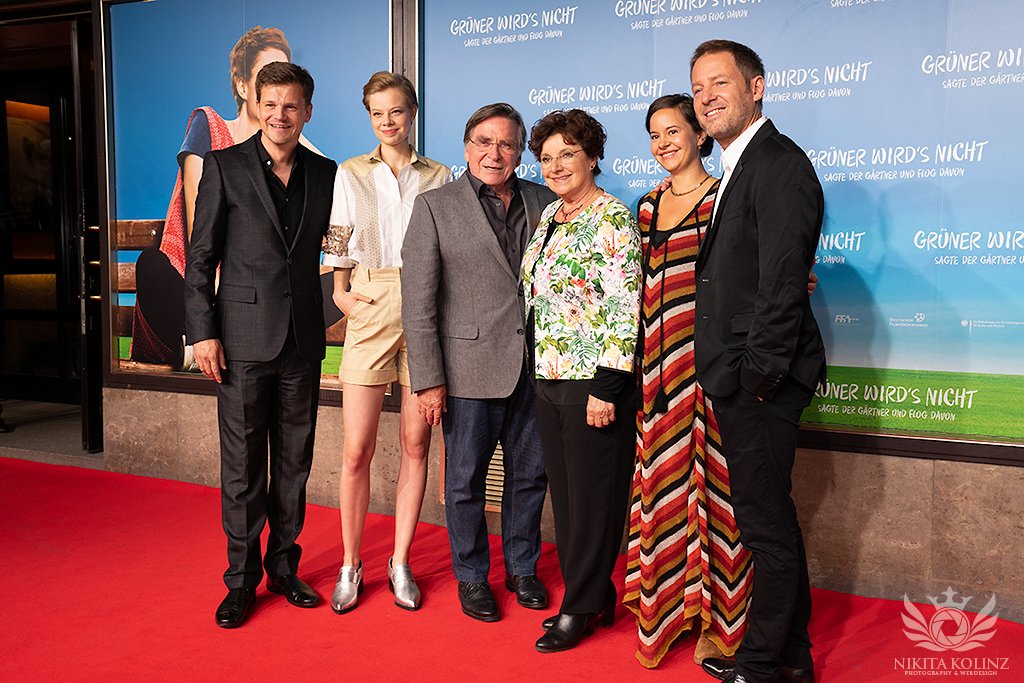 NikitaKolinz's tweet photo. Elmar Wepper, Emma Bading, Monika Baumgartner at the premiere of "Grüner wird's nicht" in Munich #redcarpet #celebrity #celeb #premiere #filmpremiere #roterteppich #stars #pressefoto #pressphotography #event #nikitakolinzphotography #elmarwepper #emmabading https://t.co/OFcUSQzfIV