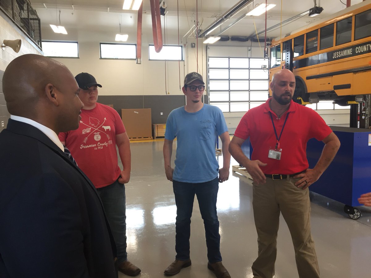 KyDeptofEd's tweet photo. Students @JCTCJessamine answer the call #WhatWillYouBeKY? by enrolling in the school’s new diesel mechanics program, part of the transportation pathway. @WayneDLewis talks about the importance of Career and Tech coming up in his #KYStateofEd address livestreamed at 5 p.m. https://t.co/BOlsFoNCiS