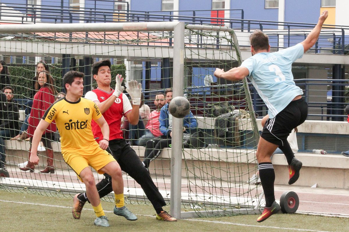 AndresWieseR's tweet photo. Campeonato de ex alumnos #CopaAdech2018 ⚽️💪🏼🏆!!! #MiOtraPasión❤️ #Prom2000 #NoEsLaCamisetaDeCristal #PeroParece🤦🏻♂️ #YDaleU https://t.co/IJrri2dRpz