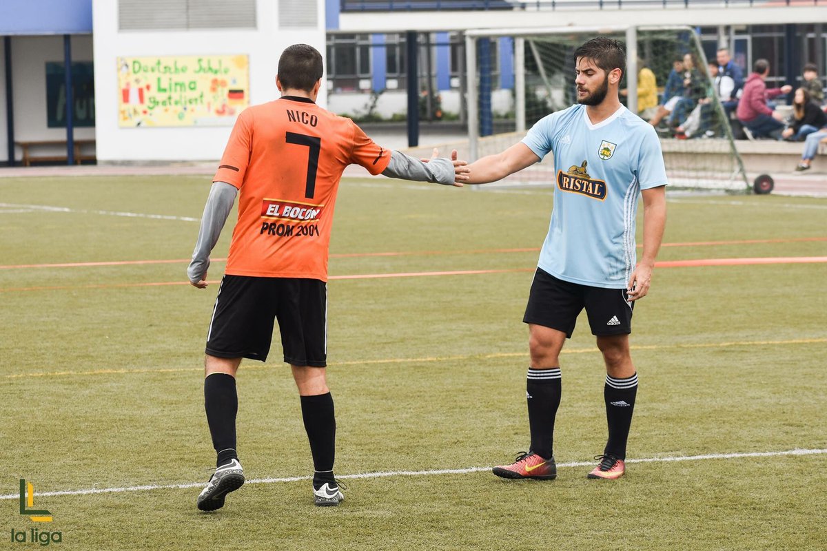 AndresWieseR's tweet photo. Campeonato de ex alumnos #CopaAdech2018 ⚽️💪🏼🏆!!! #MiOtraPasión❤️ #Prom2000 #NoEsLaCamisetaDeCristal #PeroParece🤦🏻♂️ #YDaleU https://t.co/IJrri2dRpz