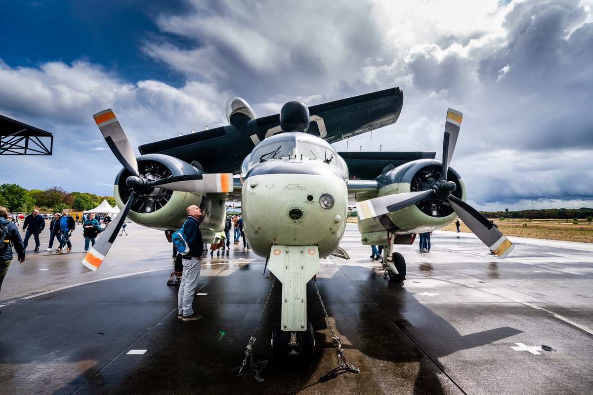 Afgelopen weekend waren de luchtvaartdagen bij het @NMMSoesterberg Prachtige foto's (via Defensie) van de Grumman S-2 Tracker. Dit langeafstands patrouillevliegtuig van de #MLD werd ingezet voor onderzeebootbestrijding. Nog steeds noodzakelijk. Maar we hebben het niet meer..