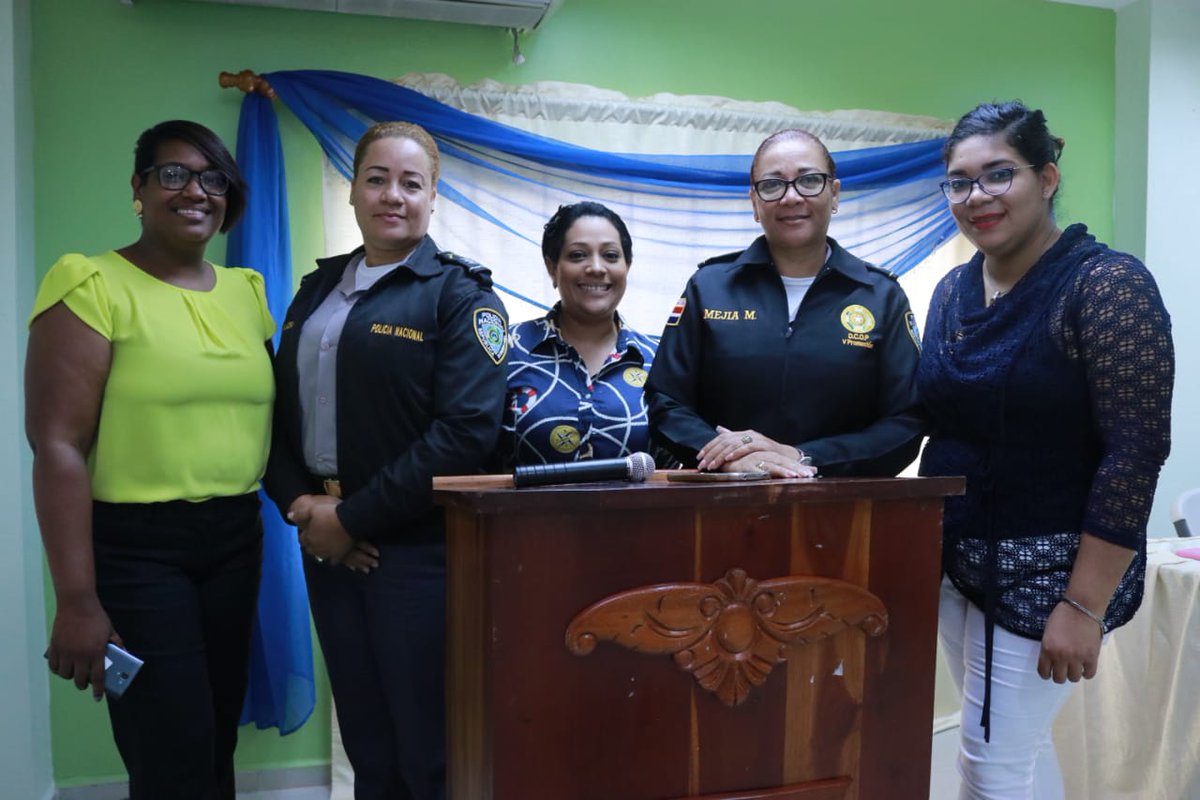 JuventudRD's tweet photo. La educativa charla fue impartida por la teniente coronel Amarilis Mejía, encargada de la Oficina de Equidad de Género y Desarrollo de la Policía Nacional, y la capitán Arelis del Carmen Sosa, encargada de la sección educativa. https://t.co/RQnm7NufHU