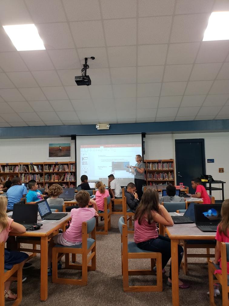 CurleyNancy's tweet photo. Whose awesome? HCES Media and DLTF! All 1:1 devices deployed and orientations complete in the first two days of school. Mercer makes it happen. #onslowdlt #hcegators https://t.co/EK1tqSNPxk