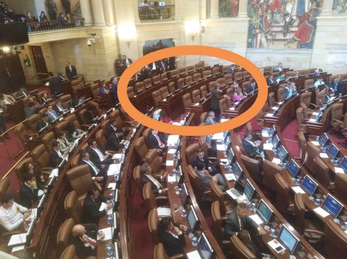 SergioComunes's tweet photo. #Cuestionario 
1. ¿Donde está la Bancada del Centro Democrático 1 hora y 30 minutos después de iniciada la Plenaria de Cámara de Representantes? 2. ¿31 millones en salario y no llegan? 
3. ¿por eso no votaron la #ConsultaAnticorrupcion? https://t.co/14ply6ovQL