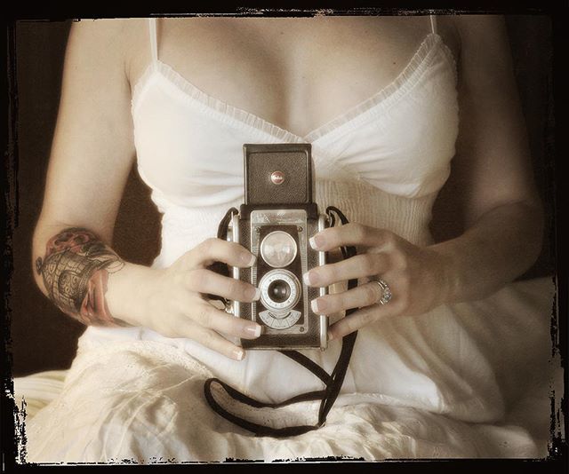 DyeStormere's tweet photo. Smile 😃
.
Happy Tuesday!
.
.
.
#selfportrait #selfie #nikon #vintagevibes #throwback #dyestormere #saycheese #smile #boobs #makemesmile #dotheymakeyousmile #photography #vintagecamera #duaflex #girlswithink #girlswithtattoos #smilingiscontagious #doi… https://t.co/7SttSNQO16 https://t.co/UDoJrGzhlL