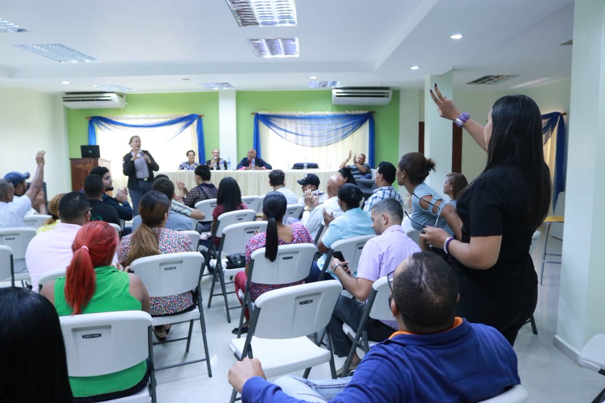 JuventudRD's tweet photo. En la charla “Género y seguridad ciudadana” los jóvenes que fueron a la  #CasaDeLaJuventud🏠 en Monseñor Nouel aprendieron que es posible responder adecuadamente al impacto que tiene la seguridad sobre hombres y mujeres, así como sensibilizarse ante necesidades específicas. https://t.co/NVtpqgFtTs