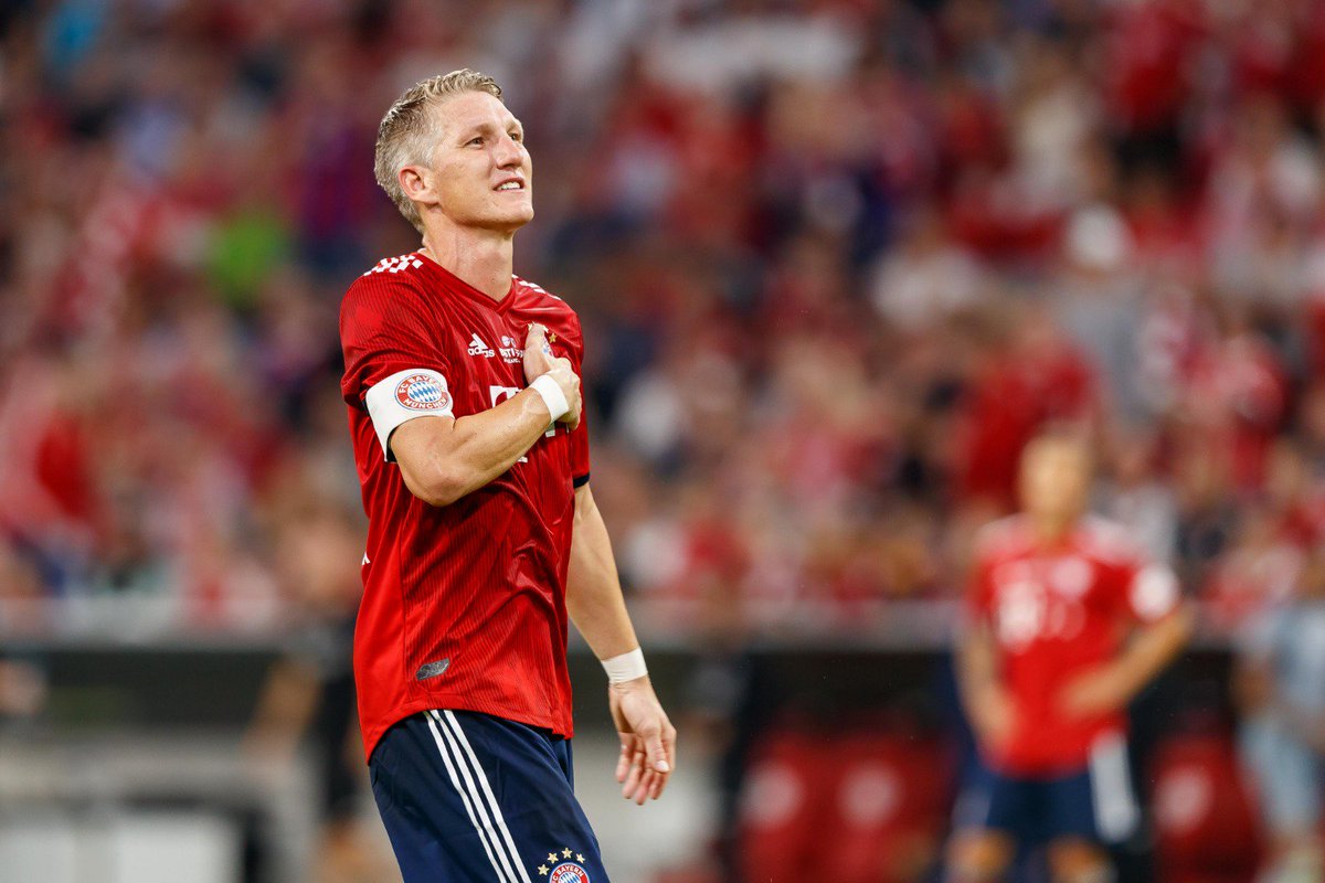 FCBayern's tweet photo. IMMER EINER VON UNS!

#MiaSanMia #ServusBasti https://t.co/CFNISmFjKG