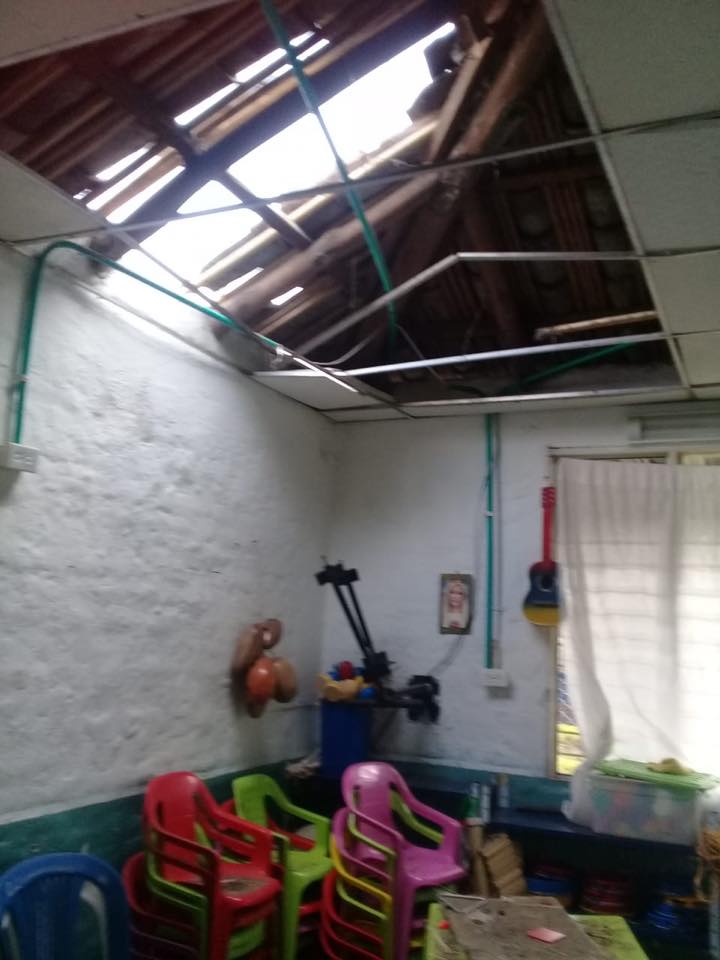 Luisa2290's tweet photo. Indignación total, Con este H🤬 entrar a robar, dañar, vandalizar un CDI Camilo Torres del barrio Calimio Norte ubicado en la dirección Calle 76 No. 1A2 - 00, como si fuera poco lo hizo durante varios días dañando los techos de las aulas y robando hasta el botiquín 😡😢 https://t.co/1lPapl1VrY