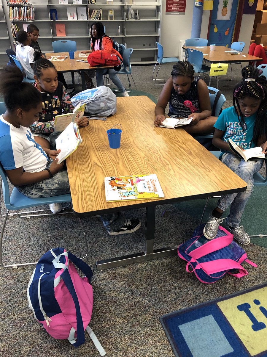 MLK_LIB's tweet image. 5th graders diving into their new chapter books #LearnersandLeaders #theMLKway