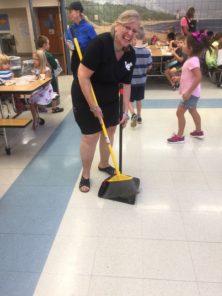 SchuchSarah's tweet photo. Everyone helps out where ever they can at Lakeshore!! #1stdayofschool #pitchingin #cleanupinaisle5 https://t.co/utKn4CbrX3