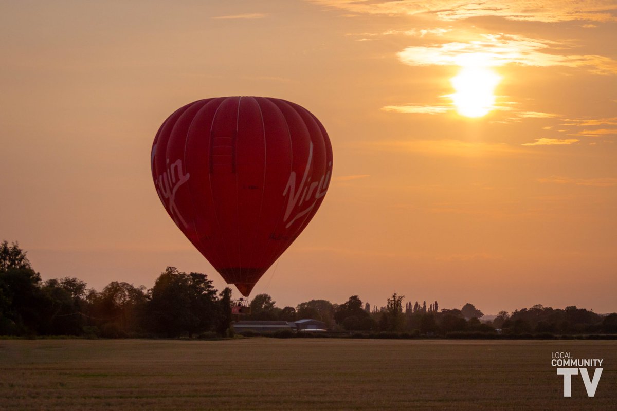 LocalComTV's tweet image. Love it when a big red balloon flies overhead! :-) #hotairballoon #dronephotography #dronestagram