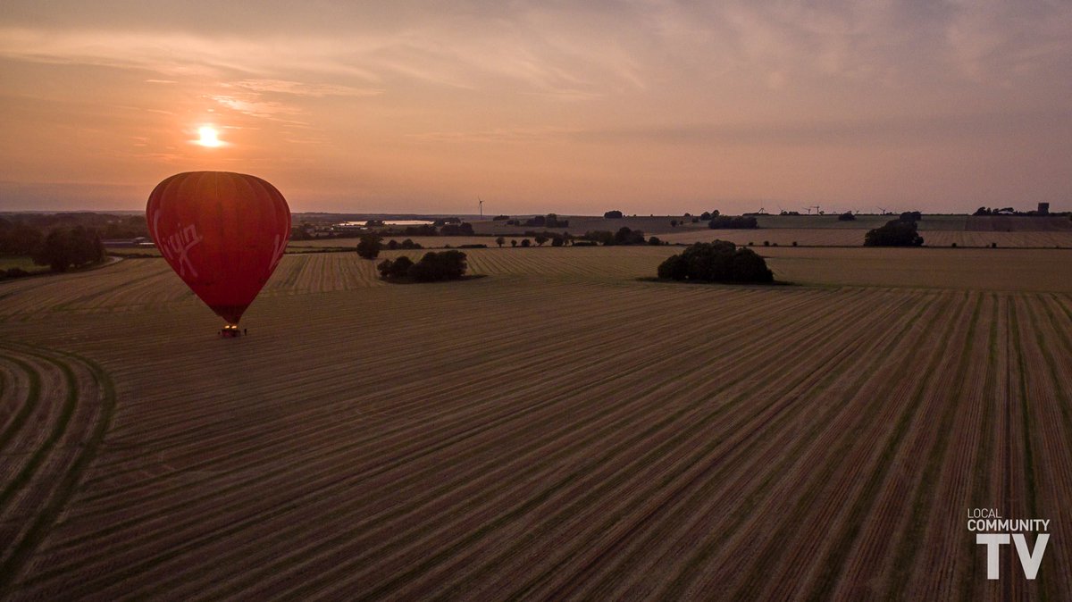 LocalComTV's tweet image. Love it when a big red balloon flies overhead! :-) #hotairballoon #dronephotography #dronestagram