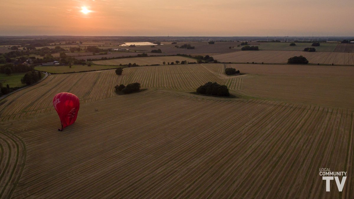 LocalComTV's tweet image. Love it when a big red balloon flies overhead! :-) #hotairballoon #dronephotography #dronestagram