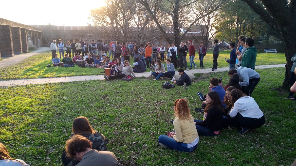 cefca_uner's tweet photo. Ahora en el patio de la FCA 👉 Asamblea Estudiantil 👈 https://t.co/68lsteV767