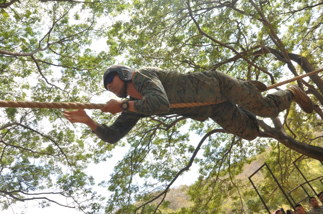 armada_ecuador's tweet photo. #Guayaquil| @armada_ecuador a través del Cuerpo de Infantería de Marina en coordinación con el #Batallón de Infantería de Marina N. 20 "Guayaquil" capacitan al personal de tripulantes en el paso de pista de cabos. #CUINMA #SoyMarino https://t.co/wCxNssfNeU
