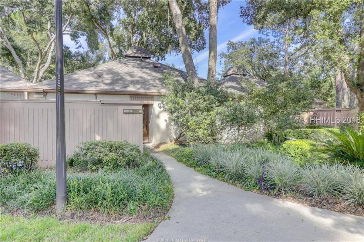 DunesRealEstate's tweet photo. See a virtual tour of one of our newest #listings 62 Plantation DRIVE 141A #HiltonHeadIs... https://t.co/MEnLQx15zw https://t.co/RxuwZLs7iv
