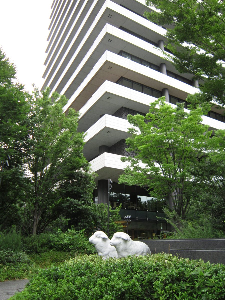 curiositydrivin's tweet photo. @kikoperoreo お疲れさまです。返信ありがとうございます。ダイビルとの関係もありますが、村野藤吾さんだからできたのでしょね。ちなみに現在、羊さんたちは下に降りてきています。#CD201808 https://t.co/FHzGWRqmoA